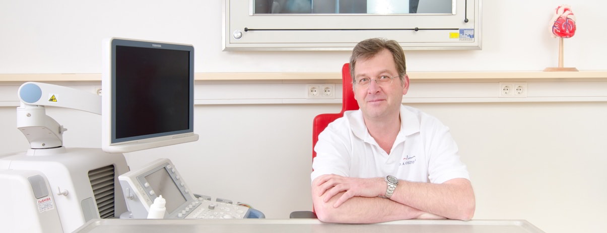 Dr. Andreas Kosztolich an seinem Ultraschall-Arbeitsplatz in der Ordination